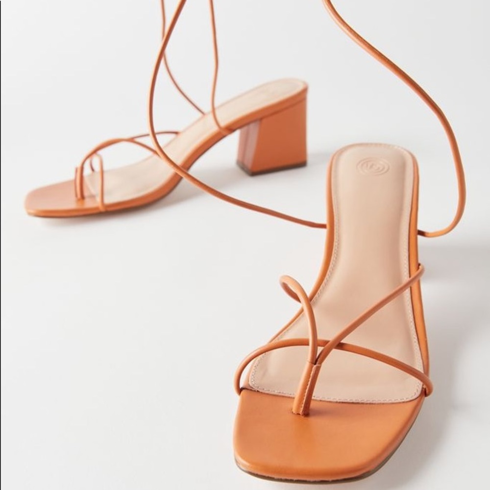 Reposhing this item too small for me but so cute!